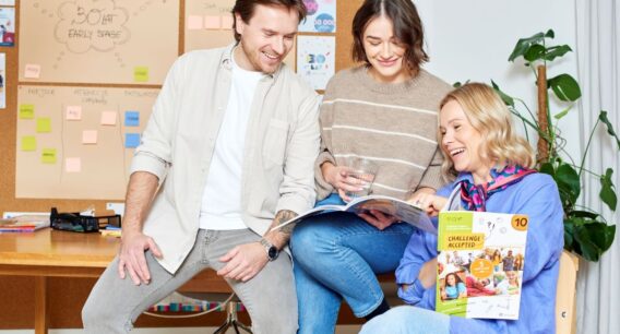 Kultura organizacyjna w szkole językowej — co to, jak ją budować? Na zdjęciu pracownicy szkoły