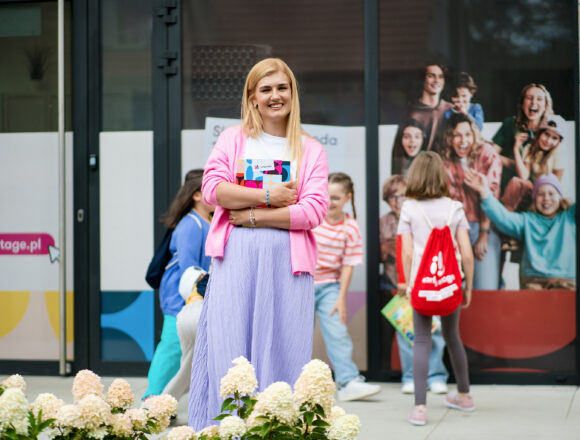 właścicielka szkoły angielskiego wpuszcza dzieci na pierwsze zajęcia